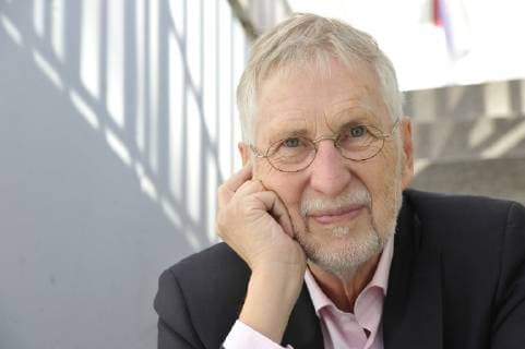 Volker Hage (Journalist, Autor) 10 18 thg Volker Hage am 12. Oktober 2018 während der Frankfurter Buchmesse Messe Literatur Frankfurt Main Deutschland deutsch deutscher Mann Schriftsteller Kritiker Literaturkritker Journalismus Literatur german journalism author writer quer Portrait sitzend neutral lächelnd