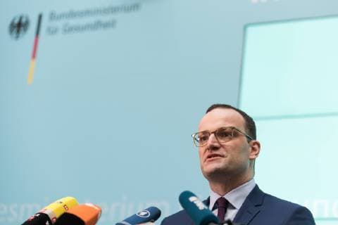 News Themen der Woche KW44 News Bilder des Tages Bundesminister f??r Gesundheit, Jens Spahn von der Christlich Demokratischen Union (CSU) spricht gibt ein Statement zu dem geplanten Kabinettsbeschluss des Gesetzentwurfs zur Verbesserung der Zusammenarbeit und der Strukturen bei der Organspende (GZSO) im Bundesministerium f??r Gesundheit am 31.10.2018 in Berlin, Deutschland.