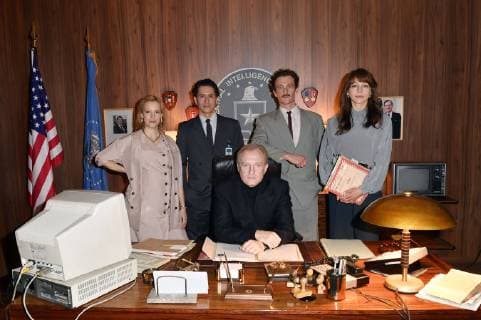 Entertainment Bilder der Woche KW46 Entertainment Bilder des Tages Nina Rausch, Carsten Hayes, Ulrich Thomsen, Artjom Gilz und Petra Schmidt-Schaller beim Fototermin am Set des Spionagethrillers Wendezeit im ehemaligen US-Militärkrankenhaus. Berlin, 13.11.2018