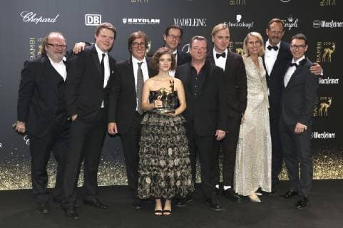 Entertainment Bilder der Woche KW46 Entertainment Bilder des Tages Liv Lisa Fries, Peter Kurth und Lars Eidinger mit Cast und Team von Babylon Berlin bei der 70. Bambi-Verleihung 2018 im Stage Theater am Potsdamer Platz. Berlin, 16.11.2018