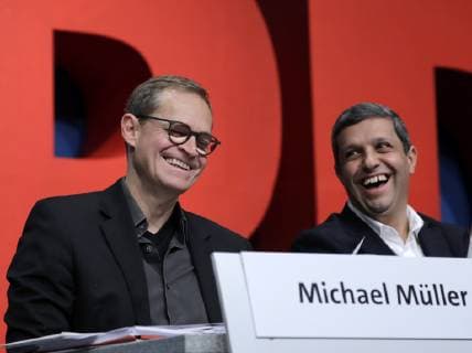 Michael Müller, SPD Landesvorsitzender und Regierender Bürgermeister, Raed Saleh, Fraktionsvorsitzender, Deutschland, Berlin, Maritim Hotel Berlin, SPD Landesparteitag am 16. und 17. November 2018