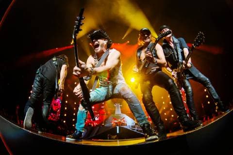 Entertainment Bilder der Woche KW47 Entertainment Bilder des Tages Members of German rock band Scorpions perform during the Crazy World Tour concert in Shanghai, China, 21 November 2018.