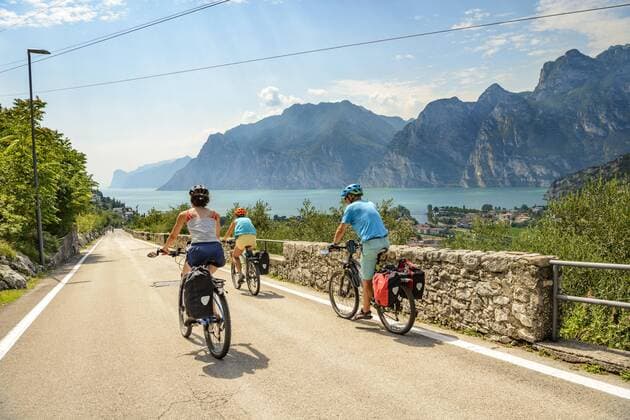 Fahrradfahrer auf der Via Europa, Radtour, Alpenüberquerung, Via Claudia Augusta, Blick auf Turbel, Torbole, Gardasee, Trentino, Italien, Europa Copyright: imageBROKER ValentinxWolf ibxvfw04780361.jpg
