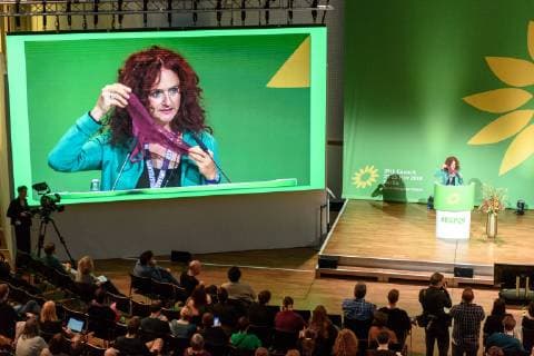 News Themen der Woche KW47 News Bilder des Tages 29. Rat der Europäischen Grünen Deutschland, Berlin - 23 11 2018: Brigitte Foppa (Grüne Fraktion - Gruppo verde - Grupa verda, Südtirol) spricht beim 29. Rat der Europäischen Grünen auf dem Podium über Sexismus. Berlin Berlin Deutschland