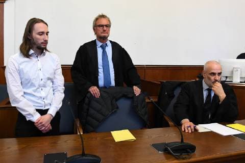 News Themen der Woche KW48 News Bilder des Tages Prozess um den Sprengstoffanschlag auf den BVB-Bus am 27.11.2018 im Landgericht in Dortmund Der Angeklagte Sergej W. steht im Gerichtssaal des Landgerichts neben seinen Anwälten Carl Heydenreich (m) und Christos Psaltiras (r). Seit elf Monaten verhandelt das Dortmunder Schwurgericht um den Bombenanschlag auf die Mannschaft von Borussia Dortmund.