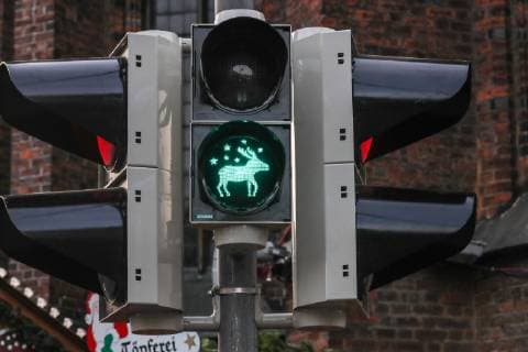 News Themen der Woche KW48 News Bilder des Tages Hannover, Weihnachtsmarkt die Fußgänger Ampeln zum Weihnachtsmarkt an der Marktkirche, haben dieses Jahr ein Rentier als Ampelmännchen für grün, .