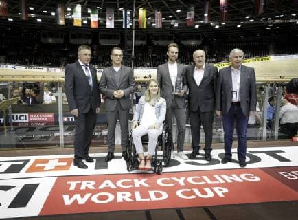 Entertainment Bilder der Woche KW48 Entertainment Bilder des Tages Bundesaussenminister Heiko Maas, SPD, besucht den Bahnrad-Weltcup in Berlin. Hier bei der Ehrung der Radsportler des Jahres 2018 an die querschnittgelaehmten Kristina Vogel und den Berliner Maximilian Schachmann. 01.12.2018, Berlin Deutschland