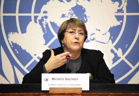 Die Menschenrechte sind laut der UN-Hochkommissarin Michelle Bachelet (Foto) in vielen Laendern unter gezieltem Beschuss. Die Rechte von Millionen Menschen wuerden taeglich verletzt, erklaerte Bachelet am Mittwoch (05.12.2018) in Genf. Der Fortschritt, den die Menschheit in den vergangenen 70 Jahren erlebt habe, sei in Gefahr, sagte die fruehere chilenische Praesidentin anlaesslich des 70. Jahrestages der Annahme der Allgemeinen Erklaerung der Menschenrechte. (Siehe epd-Meldung vom 05.12.2018) UN-Hochkommissarin Bachelet: Menschenrechte sind unter Beschuss