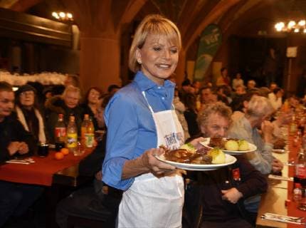 Entertainment Themen der Woche KW49 Entertainment Bilder des Tages 06.12.2018, Weihnachtsessen für Obdachlose und Bedürftige Franfurter - Stiftung Helfen Helfen in den Frankfurter Römerstuben Schauspielerin Uschi Glas serviert mit viel Geschick