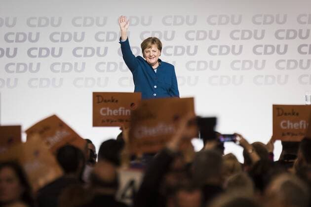 News Themen der Woche KW49 News Bilder des Tages Bundeskanzlerin Angela Merkel, CDU, aufgenommen nach ihrer letzten Rede als Bundesvorsitzender der CDU im Rahmen des 31. CDU-Bundesparteitages in Hamburg, 07.12.2018. Bundeskanzlerin Angela Merkel gibt an diesem Parteitag nach 18 Jahren den CDU-Parteivorsitz ab. Hamburg Deutschland