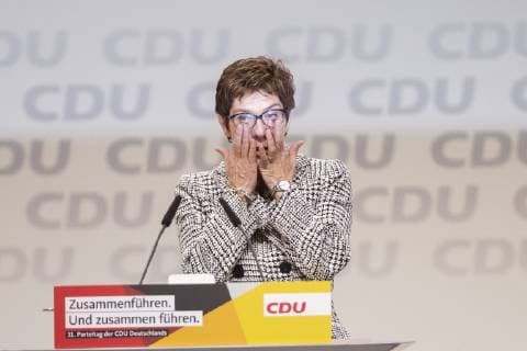 News Themen der Woche KW49 News Bilder des Tages Die neu gewaehlte Vorsitzende der CDU Annegret Kramp-Karrembauer (C) gruesst die applaudierende Delegierte nach der Verkuendung der Wahlergebnisse beim 31. Parteitag der CDU Deutschland in der Messe in Hamburg am 7. DEzember 2018. 31. CDU Parteitag