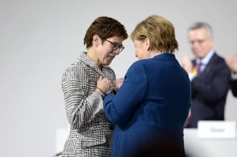 News Themen der Woche KW49 Annegret Kramp-Karrenbauer und Angela Merkel auf dem 31. Parteitag der CDU in der Hamburger Messe. Hamburg, 07.12.2018