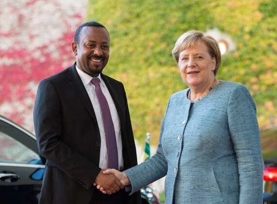 Bundeskanzlerin Dr.Angela MERKEL begruesst Premierminister Abiy AHMED ALI Empfang und Begruessung des Premierministers der Demokratischen Bundesrepublik Aethiopien durch die Bundeskanzlerin im Bundeskanzleramt im Rahmen der Konferenz Compact with Africa in Berlin, Deutschland am 30.10.2018.