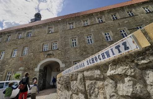 Besucher kommen am Sonntag (15.05.11) zur feierlichen Einweihung der Marienstatue im Schloss in Schochwitz, Saalekreis. Die 10 Meter hohe Figur wurde aus einem Baumstamm geschnitzt. Es soll die groesste geschnitzte Marienfigur Europas sein. Das aus dem 12. Jahrhundert stammende Schloss wird von dem Schotten Lord James R.Welsh und seiner deutschen Frau Ingrid Strauf-Zerfowski als Healing Castle genutzt, einer Begegnungsstaette fuer spirituell Interessierte aus aller Welt. (zu -Text) Schochwitz Sachsen - Anhalt Deutschland