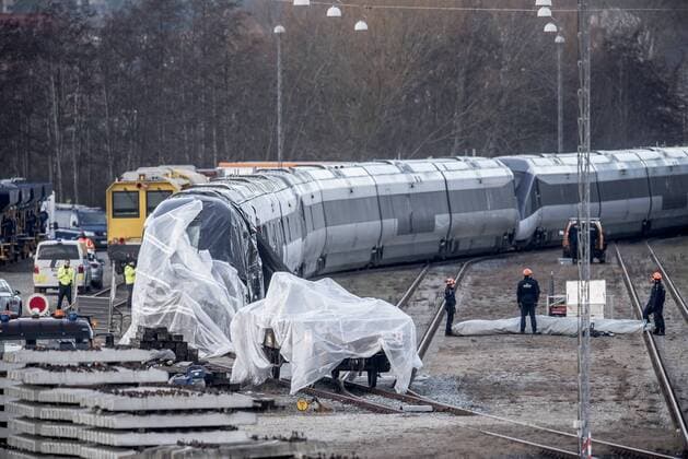 News Themen der Woche KW01 News Bilder des Tages Toget fra ulykken holder afdaekket i Nyborg efter togulykke paa Storebaeltsbroen: Reportage dagen efter fra Nyborg, torsdag den 3. januar 2019. Otte personer blev draebt og 16 er kommet til skade i togulykken, hvor et passagertog blev ramt af dele fra et godstog paa Storebaeltsbroen.. , Copenhagen Denmark Copyright: RitzauxScanpix MadsxClausxRasmussenx cop106 spdk20190103-141457-L