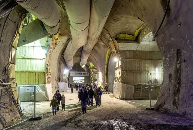News Themen der Woche KW01 News Bilder des Tages DEU, Deutschland, Stuttgart, 04.01.2019: Tage der offenen Baustelle. Drei Tage lang (bis 6. Januar) steht Stuttgart 21 allen Interessierten offen. Die Projektbeteiligten rechnen mit bis zu 30.000 Besuchern. Begehbar ist ein Rettungsstollen sowie die Tunnel in Richtung Untertürkheim sowie das Grundwassermanagement, das das Mineralwasser vor Verschmutzung durch die Bauarbeiten schützt. Nach Angaben des Veranstalters, des Vereins Bahnprojekt Stuttgart-Ulm e. V., ist das Bahnprojekt Stuttgart 21 die größte Baustelle Europas.