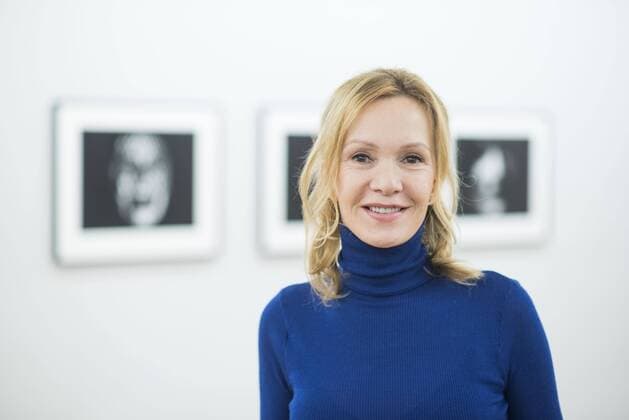 Entertainment Themen der Woche Entertainment Bilder des Tages Schauspielerin Katja Flint posiert in der Rostocker Kunsthalle vor ihren Fotos. In ihrer ersten ersten Einzelausstellung als Fotografin zeigt Flint unter dem Titel Eins werden 32 Schwarz-Weiß-Fotografien. ROSTOCK