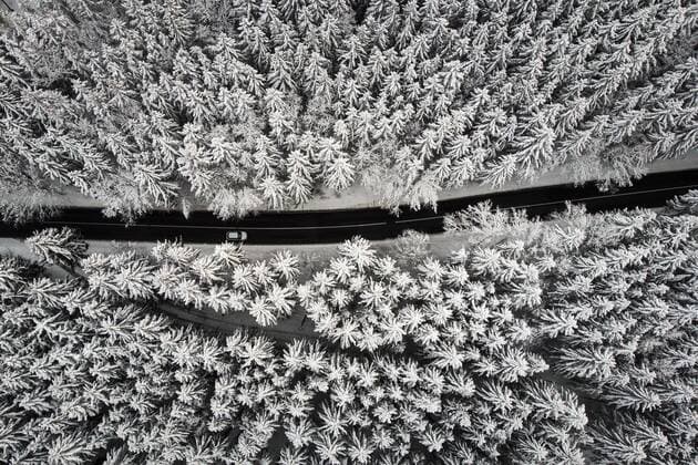 News Themen der Woche KW02 News Bilder des Tages Luftaufnahme von einer Strasse durch einen Wald im Winter, aufgenommen in Reichenbach, 11.01.2019. Reichenbach Germany Copyright: xFlorianxGaertnerx
