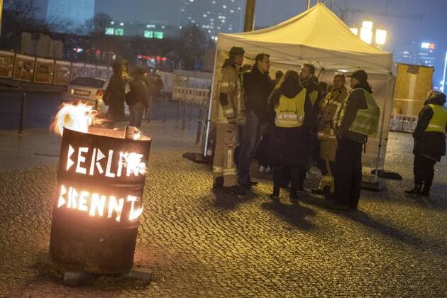 News Themen der Woche KW02 News Bilder des Tages Erneut protestieren Berliner Feuerwehrleute des Vereins Berlin Brennt e.V. mit einer brennenden Tonne vor dem Roten Rathaus gegen Arbeitsüberlastung, Personalmangel und schlechte Ausstattung. immer Freitags zwischen 16 und 22 Uhr halten sie eine Mahnwache ab. Protest von Berliner Feuerwehrleuten gegen Überlastung