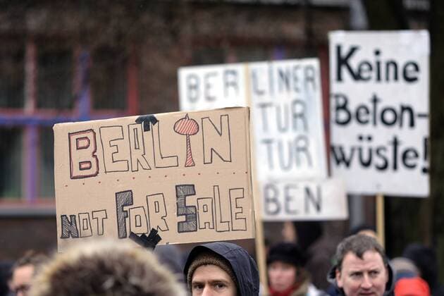 News Themen der Woche KW02 News Bilder des Tages Protest gegen den Bebauungsplan Ostkreuz in Berlin-Lichtenberg. Die Demonstration richtet sich in erster Linie gegen den Verkauf landeseigener Flächen an der Rummelsburger Bucht, gegen Verdrängung und Mietsteigerungen. snapshot-photography xK.M.Krause