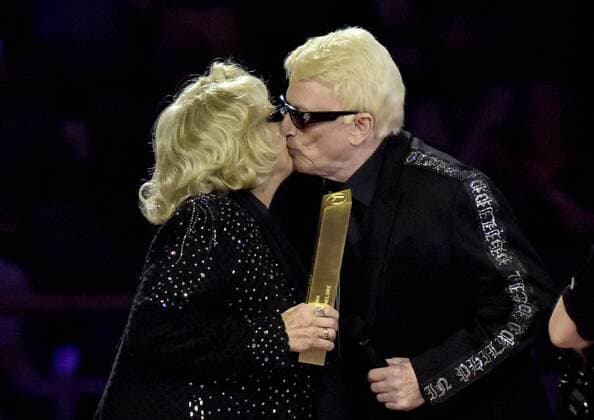 Entertainment Themen der Woche Entertainment Bilder des Tages 12.01.2019, xlakx, Musik Pop , Schlagerchampions - Das große Fest der Besten emspor, v.l.Hannelore und Heino küssen sich nach der Uebergabe ihres Preises fuer das lebenswerk waehrend der Sendung Schlagerchampions - Das große Fest der Besten im Velodrom am 12.01.2019 in Berlin. Musik Pop , Schlagerchampions - Das große Fest der Besten
