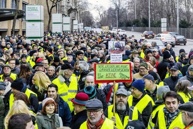 News Themen der Woche KW03 News Bilder des Tages DEU, Deutschland, Stuttgart, 19.01.2019 - Autofahrer gehen auf die Straße. An der Meßstelle Neckartor demonstrieren sie gegen das flächendeckende Fahrverbot für ältere Diesel Fahrzeuge in Stuttgart. Die Demonstration kam auf private Initiative überparteilich zustande und soll künftig an jedem Samstag wiederholt werden. Die zweite Auflage dieser Demo zählte rund 1000 Teilnehmer.