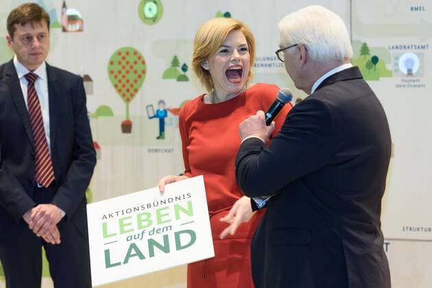 News Themen der Woche KW04 News Bilder des Tages Berlin, Steinmeier auf der Grünen Woche Deutschland, Berlin - 23 01 2019: Bundespräsident Frank Walter Steinmeier und Julia Klöckner (Bundeslandwirtschaftsministerin, CDU) beim Rundgang auf der Internationalen Grünen Woche 2019 im Ausstellungsbereich Lust aufs Land in der Halle 4.2. Im Bild sind der Bundespräsident und Julia Klöckner am Stand des Bundesministerium für Ernährung und Landwirtschaft und dem Aktionsbündnis Leben auf dem Land zu sehen. Berlin Berlin Deutschland