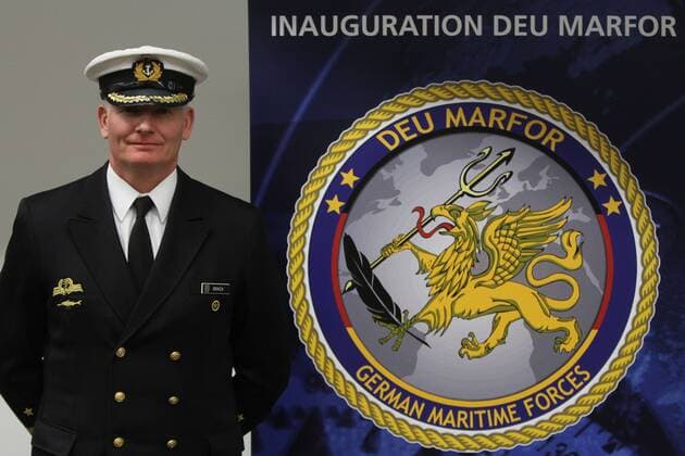 News Themen der Woche KW04 Vor-Ort-Pressetermin am Mittwoch (23.01.2019) bei Marinekommando in der Hansestadt Rostock zur Aufstellung des German Maritime Forces Staff (DEU MARFOR). Das derzeit im Bau befindliche Führungszentrum Marine umfasst mit DEU MARFOR erstmals einen nationalen Stab mit internationalem Anteil, der maritime Operationen an der Nordflanke der NATO planen und führen kann. Dieser nationale Einsatzstab kann zu einem deutlich größeren internationalen Führungsstab aufwachsen und wird dann zum Baltic Maritime Component Command (BMCC). Dies kann der NATO als maritimes Führungskommando für Operationen an der Nordflanke des Bündnisses, aber auch in anderen Regionen, zum Zwecke der Landes- und Bündnisverteidigung angeboten werden. Im Bild der Chef des Stabes DEU MARFOR, Kapitän zur See Guido Brach (49)