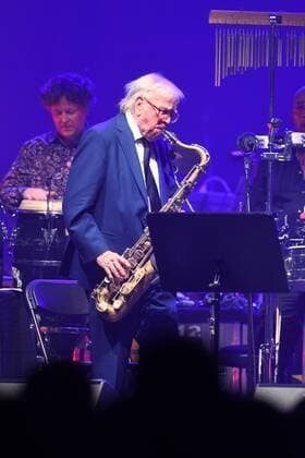 Jazztage mit einem Filmmusik Konzert in der Ballsportarena Klaus Doldingers Passport - mit dabei Tatort Kommissarin Cornelia Groeschel als Sologast singend 10.11.2018 101118 dresden sachsen