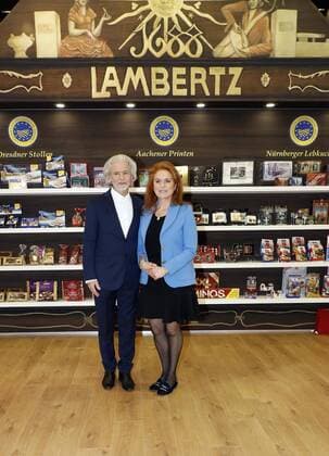Entertainment Themen der Woche Entertainment Bilder des Tages Dr. Hermann Buehlbecker (Alleininhaber LAMBERTZ), Sarah Ferguson, Duchess of York bei Besuch des LAMBERTZ-Praesentationsstandes auf der ISM Koelnmesse 2019.