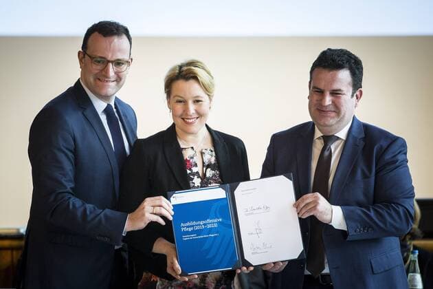 News Themen der Woche KW05 News Bilder des Tages Bundesfamilienministerin Franziska Giffey (M), SPD, Bundesgesundheitsminister Jens Spahn (L), CDU, und Bundesarbeitsminister Hubertus Heil (R), SPD, aufgenommen im Rahmen der Zweiten Sitzung des Dachgremiums Konzertierte Aktion Pflege in Berlin, 28.01.2019. Berlin Germany