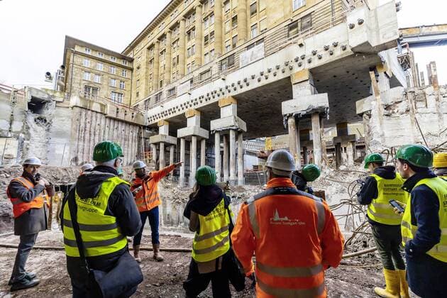 News Themen der Woche KW05 News Bilder des Tages DEU, Deutschland, Stuttgart, 29.01.2019: 15.000 Tonnen Denkmal auf Stelzen. Die alte Bahndirektion (fertiggestellt 1914) schwebt über dem neuen Gleisbett für die Fernzüge am Hauptbahnhof Stuttgart. Die neue Streckenführung macht das spektakuläre Bauverfahren notwendig. Das Denkmal steht im Weg, darf aber nicht abgerissen werden. Mehrkosten: rund 50 Millionen Euro.