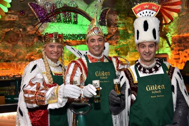 Entertainment Themen der Woche Entertainment Bilder des Tages Das Kölner Karneval Dreigestirn Jungfrau Catharina (Michael Everwand) Prinz Marc I. (Marc Michelske) und Bauer Markus (Markus Meyer) versucht sich am perfekt gezapften Kölsch, am 29.01.2019 in Köln