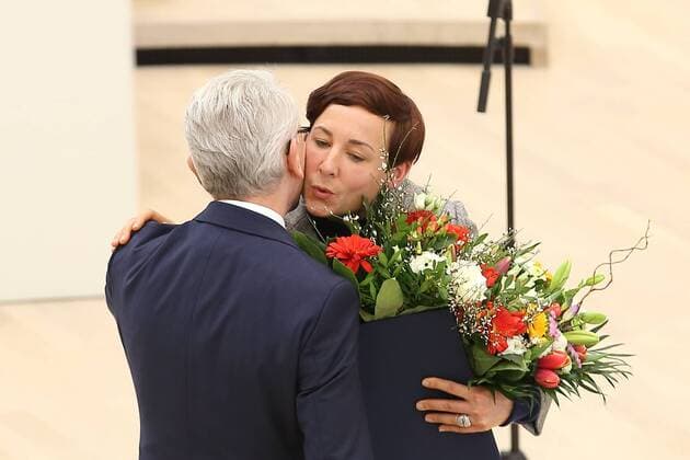 Entertainment Themen der Woche Entertainment Bilder des Tages Mike Bischoff (SPD) gratuliert Schriftstellerin Juli Zeh nach ihrer Vereidigung zur Richterin am Landesverfassungsgericht im Brandenburger Landtag in Potsdam, 30. Januar 2019. Vereidigung von Juli Zeh als Verfassungsrichterin in Brandenburg