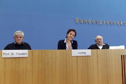 2019-01-30, Berlin, Deutschland - Bundespressekonferenz. Mit Hilfe juristischer Expertise fordert der Arbeitgeberverband Gesamtmetall Änderungen an den von der Großen Koalition vereinbarten Regelungen zur Befristung von Arbeitsverträgen. Im Bild v. l.: Rainer Dulger, Präsident Gesamtmetall, Prof. Dr. Christian Grund, Rheinisch-Westfälische Technische Hochschule Aachen, Prof. Dr. Markus Stoffels, Ruprecht-Karls-Universität Heidelberg, und Prof. Dr. jur. Richard Giesen, Ludwig-Maximilans-Universität München.