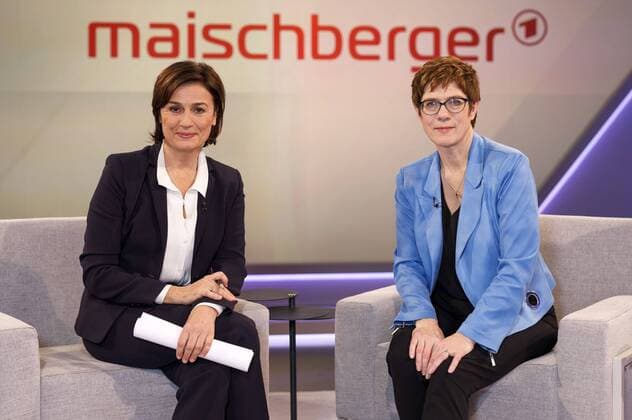 News Themen der Woche KW05 Sandra Maischberger und Annegret Kramp-Karrenbauer in der ARD-Talkshow Maischberger im WDR Studio BS 3. Köln, 30.01.2019