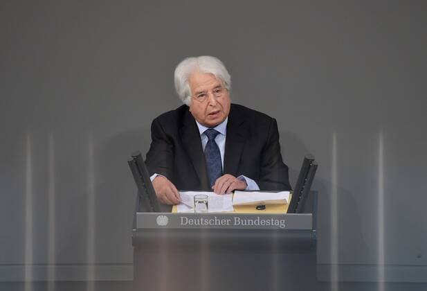 News Themen der Woche KW05 News Bilder des Tages Der Bundestag erinnert am Donnerstag (31.01.2019) in einer Gedenkstunde an die Opfer des Nationalsozialismus. Der israelische Historiker Saul Friedlaender (Friedländer, Foto) hielt die Hauptrede. Der 1932 geborene Friedlaender ueberlebte den Holocaust im Versteck. Seine Eltern wurden in Auschwitz ermordet. Friedlaender forschte vor allem zur Geschichte des Nationalsozialismus und zum Schicksal der europaeischen Juden. Der Bundestag gedenkt traditionell zum Holocaust-Gedenktag der Millionen Opfer des Nazi-Regimes. Am 27. Januar 1945 befreiten Soldaten der Roten Armee das Vernichtungslager Auschwitz. Allein dort wurden mehr als eine Million Menschen getoetet. (Siehe epd-Bericht vom 31.01.2019) Bundestag gedenkt der Opfer des Nationalsozialismus