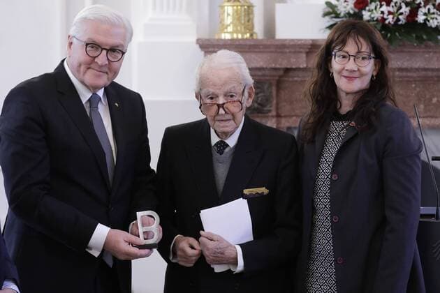 News Themen der Woche KW05 News Bilder des Tages Bundespräsident Frank-Walter Steinmeier, Holocaust-Überlebenden Leon Schwarzbaum, Künstlerin Michele Deodat, Deutschland, Berlin, Schloss Bellevue, Übergabe der Statue-B des Internationalen Auschwitz Komitees an den Bundespräsidenten, 31.01.2019