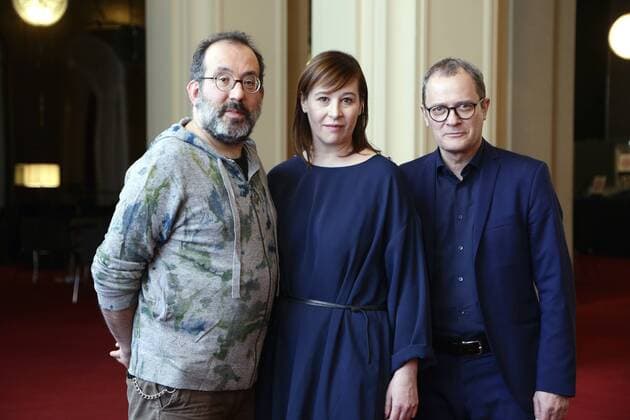 Entertainment Themen der Woche Entertainment Bilder des Tages 31.01.2019, Berlin, Deutschland - Kultursenator Klaus Lederer stellt Leitungsteam fuer die Komische Oper ab 2022 23 vor. Auf einer Pressekonferenz in der Komischen Oper Berlin stellte Dr. Klaus Lederer, Senator fuer Kultur und Europa in Berlin, gemeinsam mit Barrie Kosky, Intendant und Chefregisseur, das Leitungsteam des Hauses ab der Spielzeit 2022 23 vor, wenn die Komische Oper fuer vorraussichtlich fuenf Jahre genaralsaniert wird. Foto: v.l. Barrie Kosky, Intendant und Chefregisseur, Susanne Moser, Geschaeftsfuehrende Direktorin und Philip Broeking, Operndirektor.