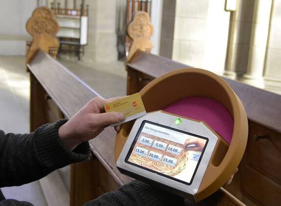 News Themen der Woche KW05 News Bilder des Tages Digitaler Kollektenkorb in der evangelischen Salvatorkirche in Duisburg am 31.01.19. In der Duisburger Salvatorkirche wird die digitale Kollekte getestet. Der Einsatz des mobilen digitalen Kollektenkorbs und des am Eingang fest installierten Spendenterminals ist der Auftakt zu einer Pilot-und Testphase, an der sich weitere Kirchengemeinden und auch der diesjaehrige Evangleische Kirchentag vom 19. bis 23. Juni 2019 in Dortmund beteiligen. Sowohl der digitale Kollektenkorb als auch das Spendenterminal sind nach Angaben der KD-Bank mit einem Display ausgestattet, das sechs verschiedene Betraege von zwei bis 25 Euro anbietet. Bezahlt wird mit einer Bank- oder Kreditkarte mit NFC-Technologie. Die Karte wird lediglich vor den Kollektenkorb gehalten - die Eingabe eines PIN ist nicht notwendig. Digitale Kollekte