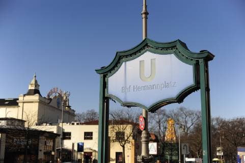 Eingang zur U-Bahn von der Hasenheide aus. Im Hintergrund der Hindu-Tempel und die Neue Welt . Hermannplatz