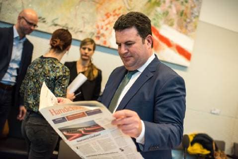 Politik SPD Gesundheitsminister Hubertus Heil liest vor der Fraktionssitzung der SPD am Dienstag den 19. Februar 2019 in der Wirtschaftszeitung Handelsblatt . 19.2.2019, Berlin