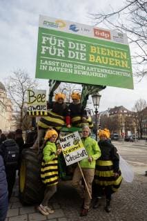 Aktion Rettet die Bienen, Im Vorfeld des runden Tisch von Ministerpräsident Markus Söder mit den Vertreterinnen und Vertretern des Volksbegehren Artenvielfalt gab es am 20.2.2019 eine kleine Aktion vor der Bayerischen Staatskanzlei in München. München Bayern Germany Staatskanzlei