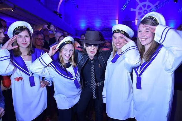 Entertainment Themen der Woche KW08 Entertainment Bilder des Tages Udo Lindenberg, Premiere Volle Fahrt voraus Udo Lindenbeyrg mit Matyrosen Maedchen Ankunft, zur Weltpremiere von Udo Lindenberg, die Doku und Live vom Atlantik, das Konzert - im Westband in Leipzig, 20.02.2019