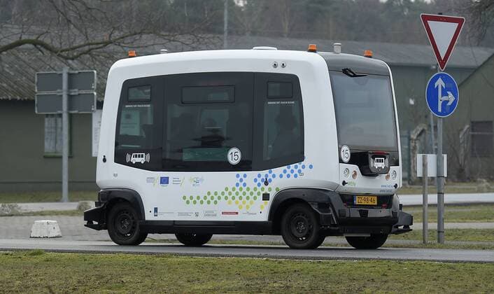 News Themen der Woche KW08 News Bilder des Tages Erstmalig in Nordrhein-Westfalen:oeffentlicher Shuttle-Betrieb mit automatisierten Fahrzeugen.Am Airport Weeze ( NRW ) koennen Flughafengaeste im Rahmen eines grenzueberschreitenden Testprojekts mit automatisiert fahrenden Shuttles zwischen Parkplatz,Hotel und Terminal pendeln.Die Shuttles fahren auf zwei festen Routen am Flughafen:zwischen dem Parkplatz und dem Terminal sowie zwischen Hotel und dem Terminal.Die Fahrt zwischen Parkplatz und Terminal dauert ca.7 Minuten.Die Fahrt zwischen Hotel und Terminal dauert 10 Minuten und wird nur auf Anforderung gefahren.Fotografiert am 21.02.2019. Â