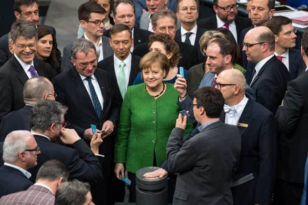 News Themen der Woche KW08 News Bilder des Tages Politik Bundestag Sitzung des Deutschen Bundestag am Donnerstag den 21. Februar 2019. Im Bild: Die Abgeordneten stimmen namentlich ueber die Aenderung des Grundgesetzes zur Einfuehrung des sog. Digitalpakt . Mit gruener Anzugjacke, Bundeskanzlerin Angela Merkel, CDU. 21.2.2019, Berlin