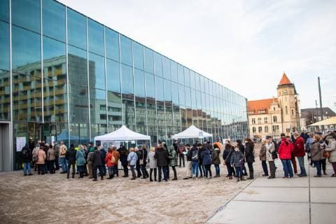 Bauhaus-Museum Dessau - Reif fürs Museum? Auftakt zum 100 Jahre Bauhaus Jubiläum Lange Schlangen vor dem Museum da die Kapazität auf 400 Personen begrenz wurde waehrend der Veranstaltung Reif fürs Museum? Auftakt zum 100 Jahre Bauhaus Jubiläum in Dessau im Bauhaus Museum Dessau am 23. February 2019 in Bauhausstadt Dessau, Sachsen Anhalt (Saxony Anhalt), Deutschland (Germany)