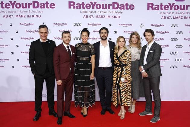 Entertainment Themen der Woche KW09 Entertainment Bilder des Tages Anatole Taubman, Edin Hasanovic, Nilam Farooq, Regisseur David Dietl, Alicia von Rittberg, Anke Engelke und Marc Benjamin, die Schauspieler bei der Rate Your Date Film Premiere am 26.2.2019 in Berlin Rate Your Date Filmpremiere in Berlin
