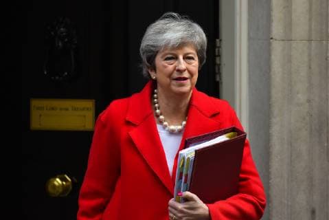 News Bilder des Tages February 27, 2019 - London, United Kingdom - Britain s Prime Minister Theresa May leaves 10 Downing street to attend the weekly Prime Ministers Questions in the Houses of Parliament in London on February 27, 2019. Prime Minister Theresa May is to face a vote by MPs over her new Brexit strategy which sees a request to delay Britain s EU departure if her Brexit deal is not approved. London United Kingdom  - ZUMAn230 20190227_zaa_n230_049 Copyright: xAlbertoxPezzalix