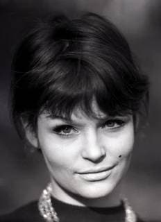 01.04.1963, Berlin, DDR - Angelica Domroese, Schauspielerin. (Angelica Domroese, aussen, Aussenaufnahme, Berlin, DDR, deutsch, Deutsche Demokratische Republik, Deutschland, Domroese, Europa, europaeisch, Fernsehen, Film, Filmschauspielerin, GDR, historisch, Mensch, Persoenlichkeit, Person, pmscartandhistory, Portraet, Portrait, QF, Quadrat, Querformat, s w, Schauspielerin, schwarz weiss, schwarz-weiss, Schwarzweiss, Theaterschauspielerin, Westeuropa, Zeitdokument, Zeitgeschichte) 630401KF533DOMROESE.JPG